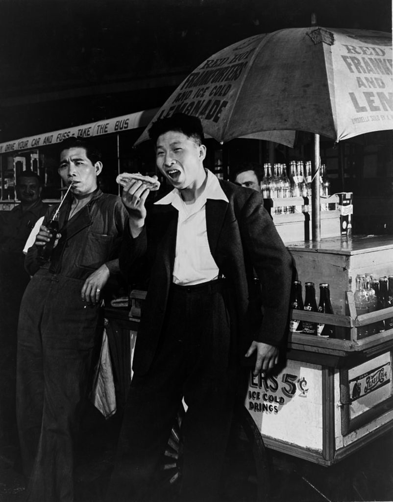 Siracha hotdogs? A new culinary idea is born, New York City. Photo: Edward Gruber,September 1942/Library of Congress